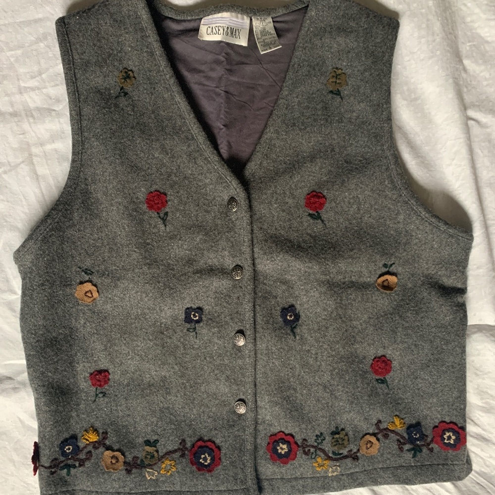 Case and Max wool blend vest with aplique and detailed buttons, size L